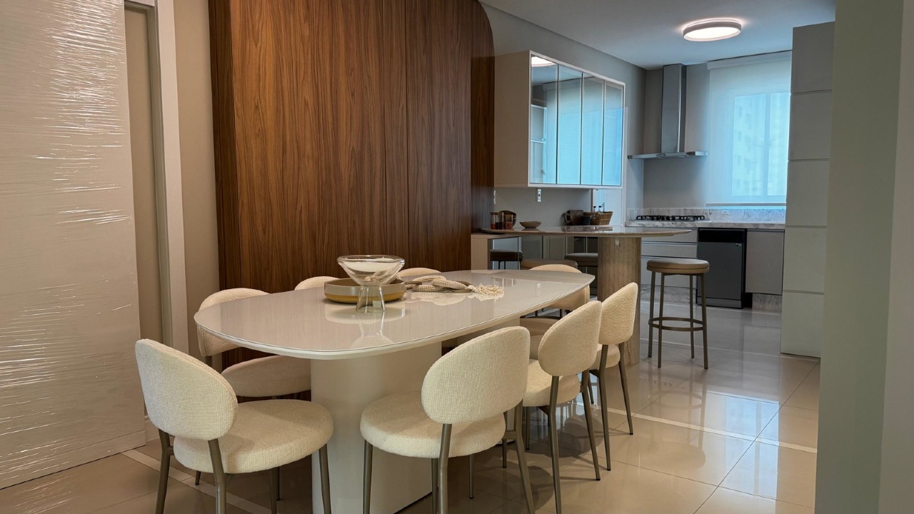 Apartamento à venda no Centro: Sala de jantar com mesa para oito lugares, ao lado da cozinha