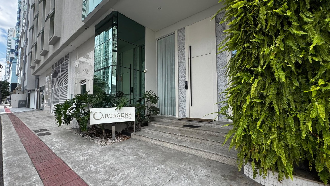 Apartamento à venda no Centro: Entrada do Cartagena Residence, com jardim vertical, no Centro de Balneário Camboriú