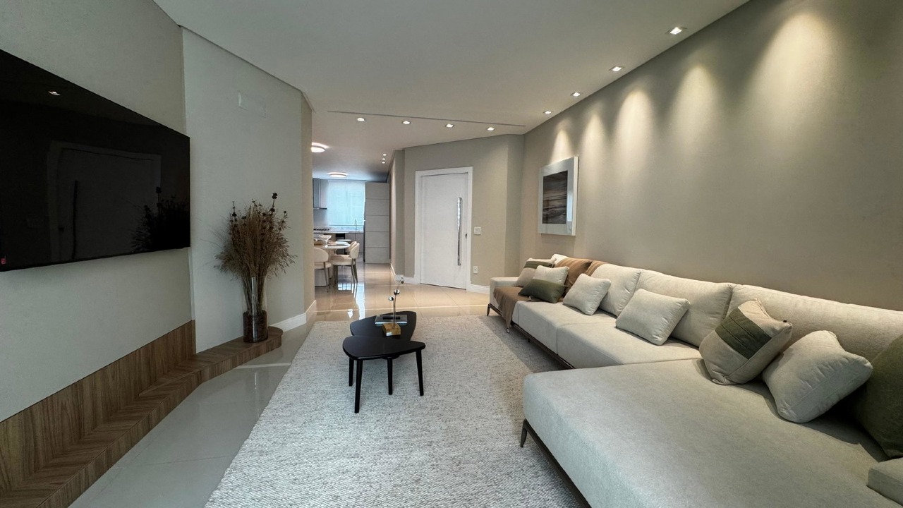 Apartamento à venda no Centro: Living visto do lado da sacada, com a porta de entrada ao fundo