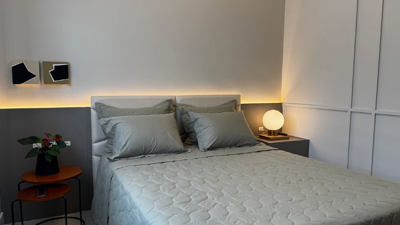 Apartamento à venda no Centro: Suíte com cabeceira estofada e iluminação indireta