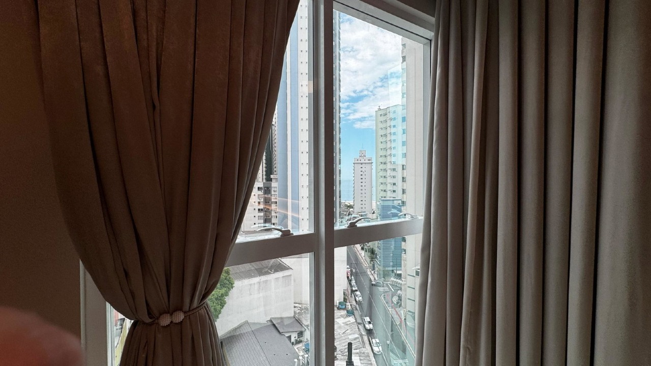 Apartamento à venda no Centro: Janela da suíte principal com vista parcial para o mar entre os prédios