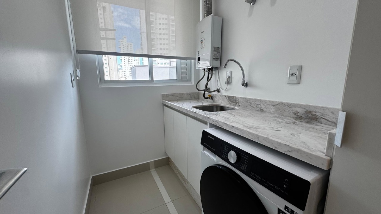 Apartamento à venda no Centro: Área de serviço com tanque, bancada de pedra e aquecedor a gás