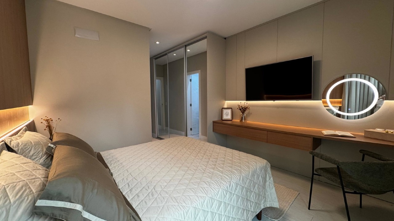 Apartamento à venda no Centro: Suíte principal com bancada de trabalho, espelho iluminado e TV