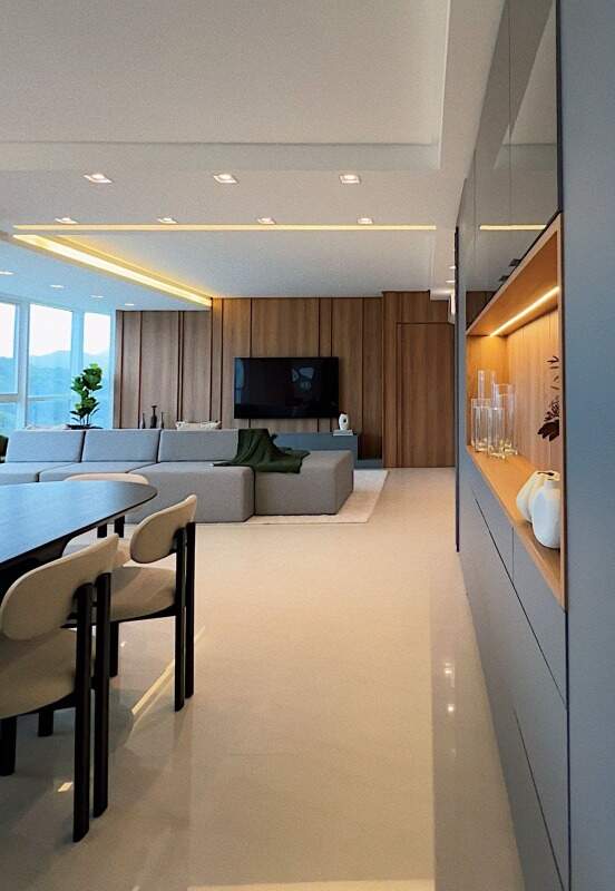 Apartamento à venda no Centro: Living e sala de jantar vistos de ponta a ponta, com painel de madeira