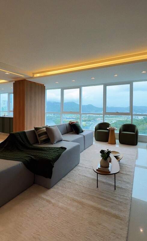 Apartamento à venda no Centro: Living mobiliado com sofá, poltronas e janelas para os morros no Marina Beach Towers