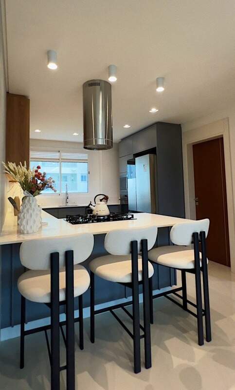 Apartamento à venda no Centro: Cozinha com ilha, cooktop, coifa e banquetas