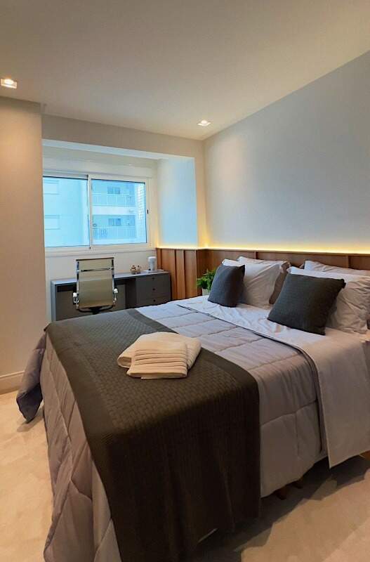 Apartamento à venda no Centro: Suíte com escrivaninha junto à janela