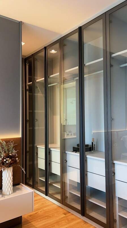 Apartamento à venda no Centro: Closet com portas de vidro e iluminação embutida