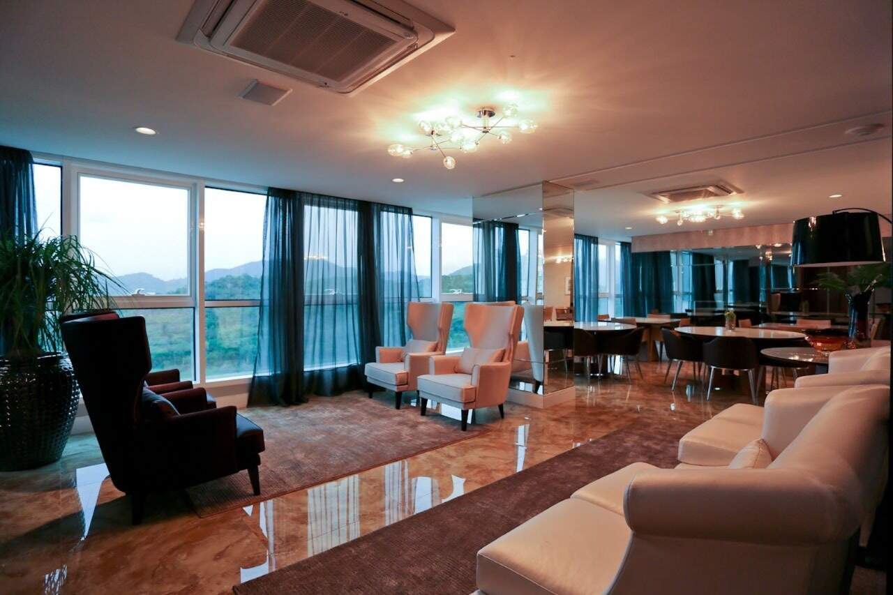 Apartamento à venda no Centro: Lounge do Sky Party, com poltronas e janelas para os morros