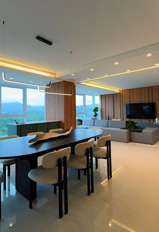 Apartamento à venda no Centro: Sala de jantar com mesa para seis e living integrado ao fundo