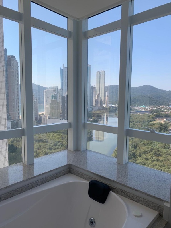Apartamento à venda no Centro: Banheira de hidromassagem com vista para as torres e o rio