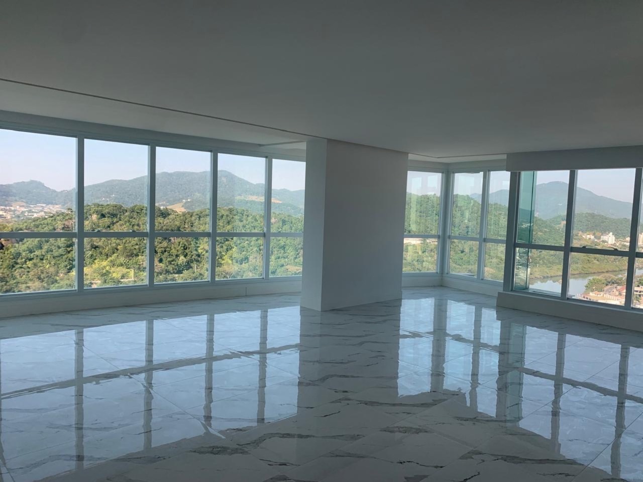 Apartamento à venda no Centro: Living com janelas de canto e vista para os morros