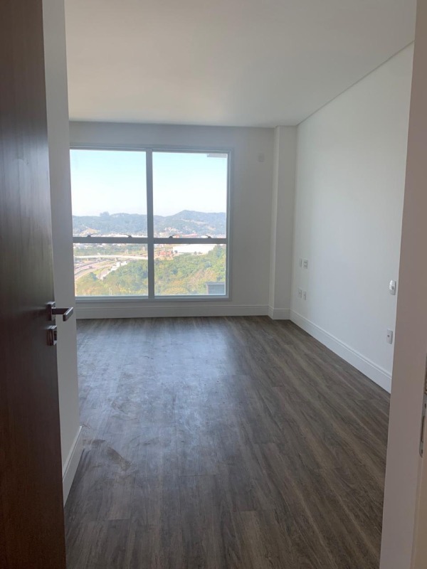 Apartamento à venda no Centro: Suíte com piso amadeirado