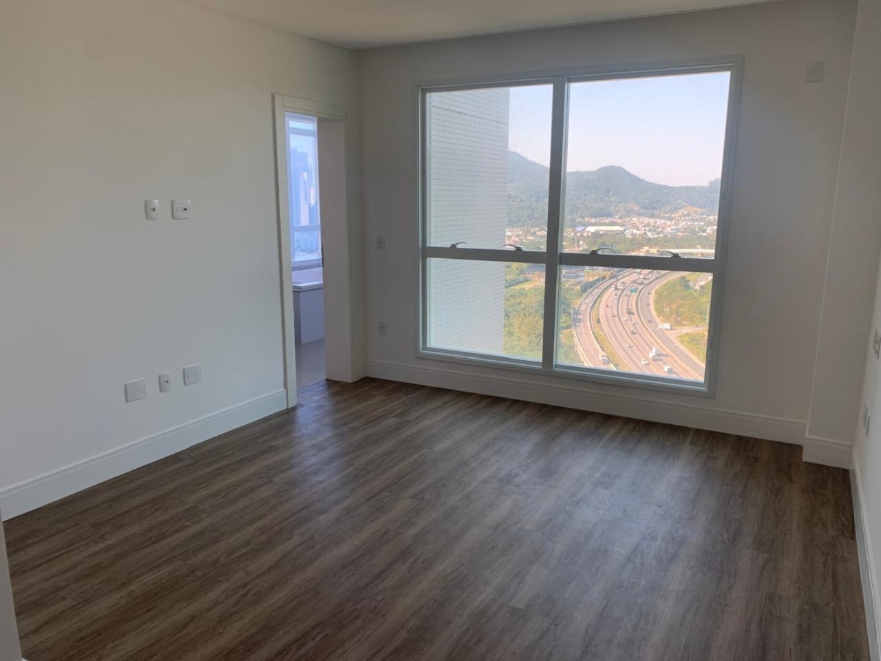 Apartamento à venda no Centro: Suíte com janela ampla para a BR-101 e os morros