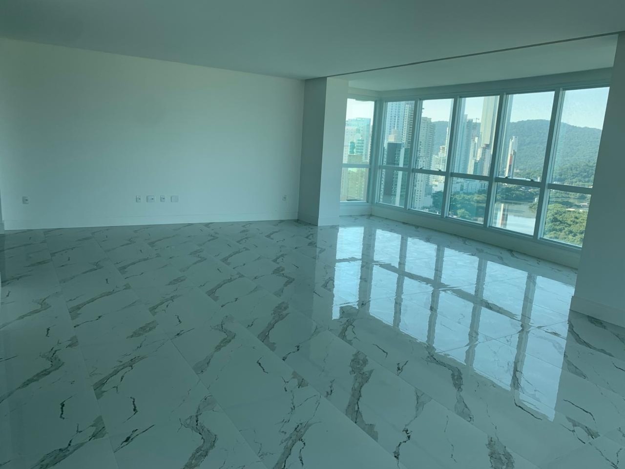 Apartamento à venda no Centro: Living com porcelanato e janelas para a Barra Sul