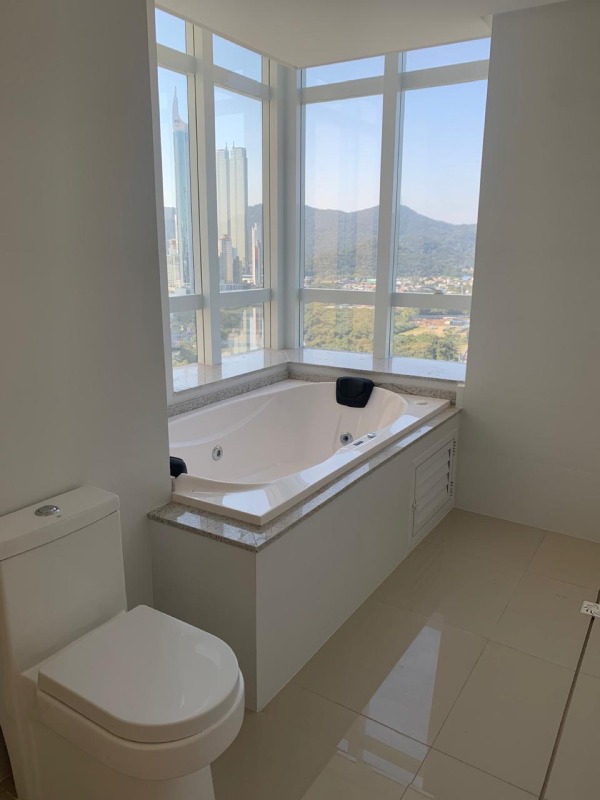 Apartamento à venda no Centro: Banheiro com banheira de hidromassagem junto à janela
