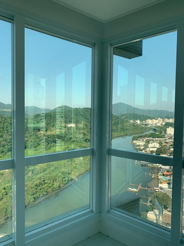 Apartamento à venda no Centro: Rio Camboriú entre o mangue visto da janela de canto