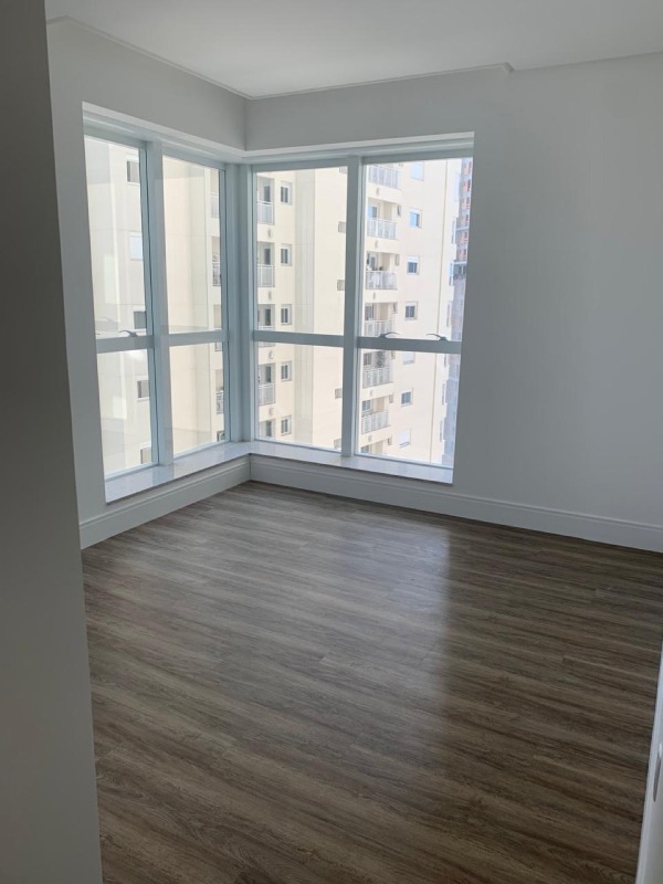 Apartamento à venda no Centro: Quarto com janelas de canto