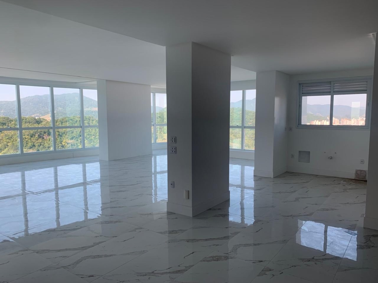 Apartamento à venda no Centro: Living amplo com porcelanato