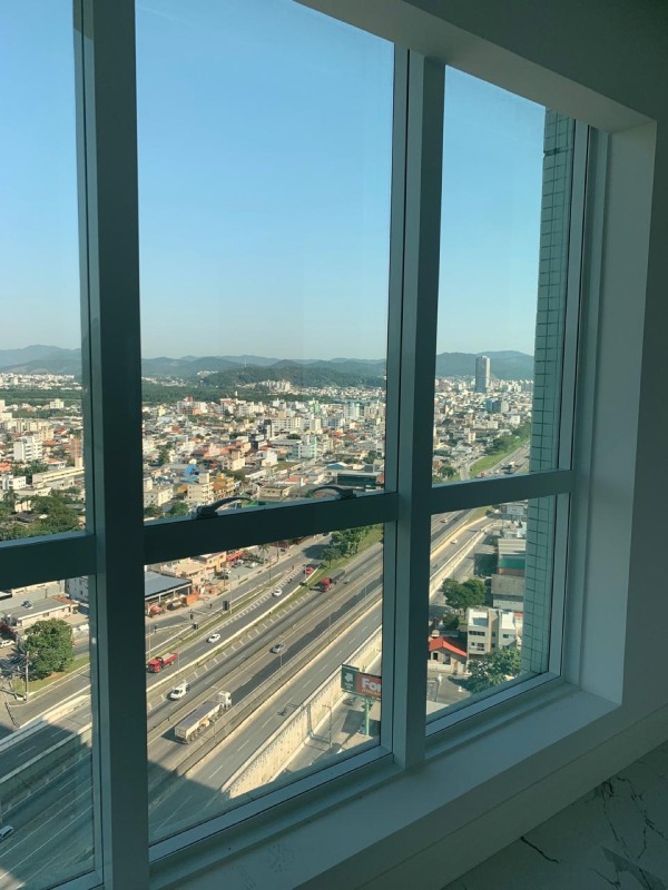 Apartamento à venda no Centro: Vista da BR-101 e da cidade pela janela