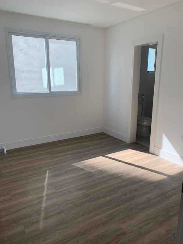 Apartamento à venda no Centro: Quarto com piso amadeirado e banheiro