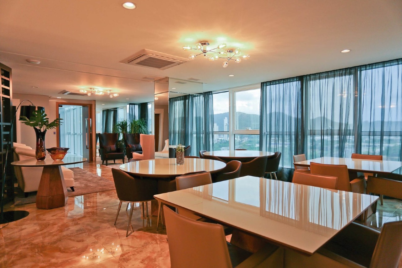 Apartamento à venda no Centro: Salão Sky Party com mesas e janelas panorâmicas