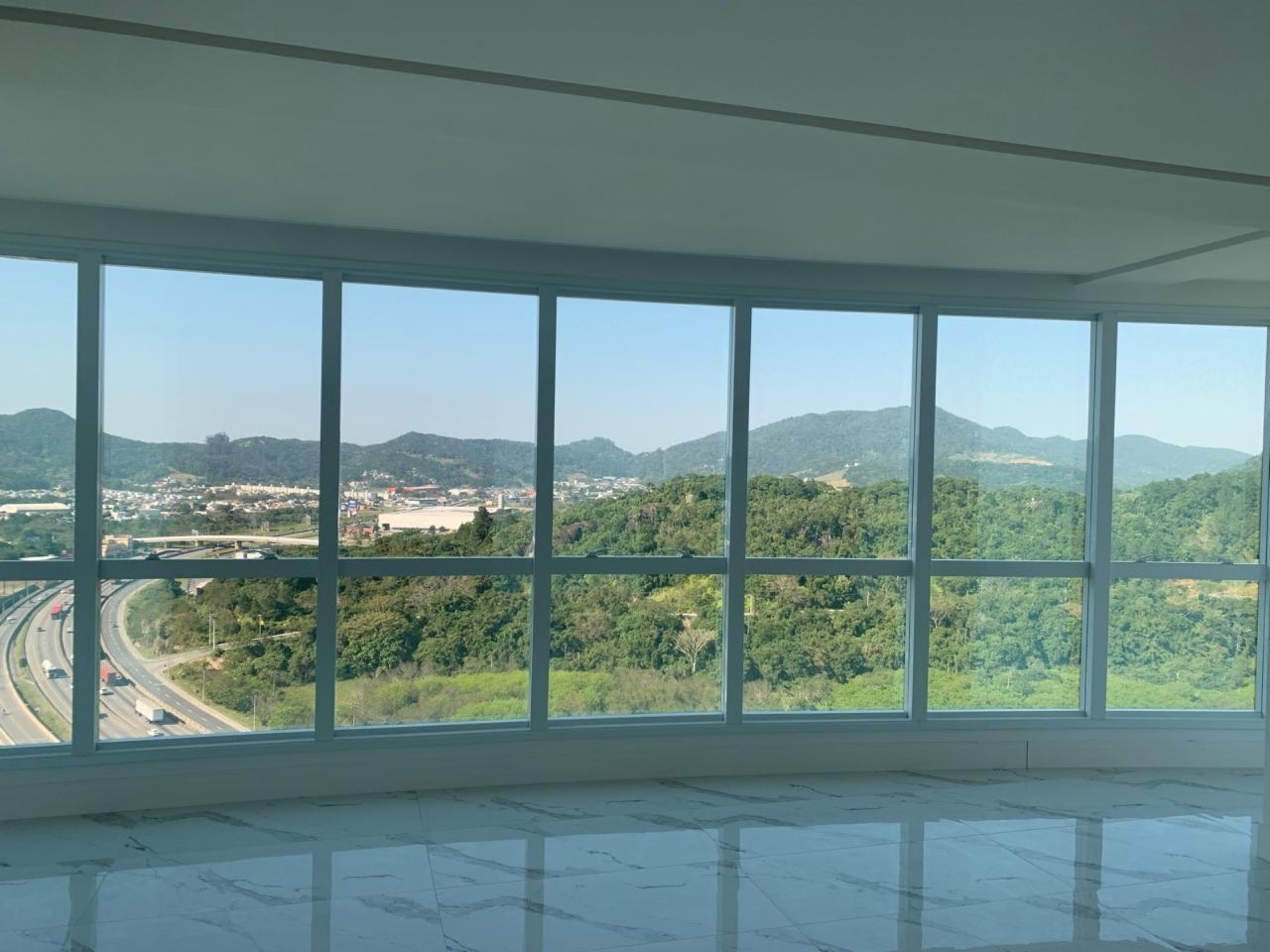 Apartamento à venda no Centro: Living com janelas de ponta a ponta para o Rio Camboriú, o mangue e os morros