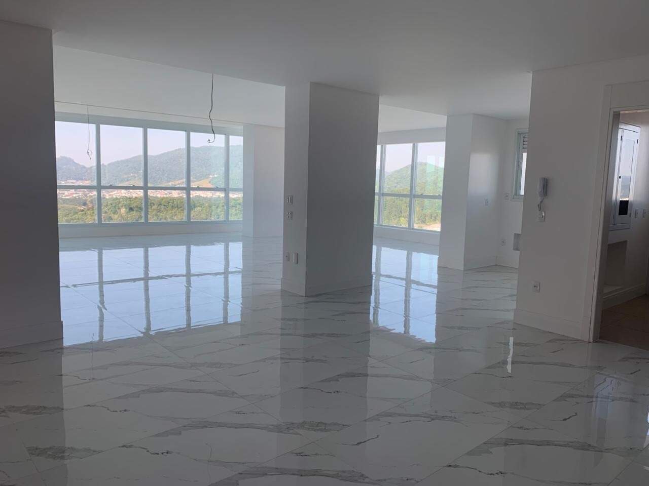 Apartamento à venda no Centro: Living amplo com porcelanato