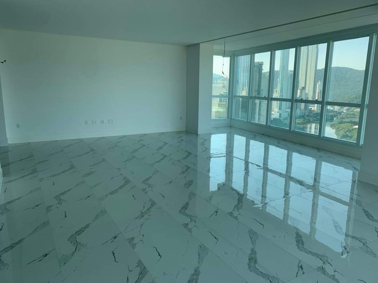 Apartamento à venda no Centro: Living com janelas de canto