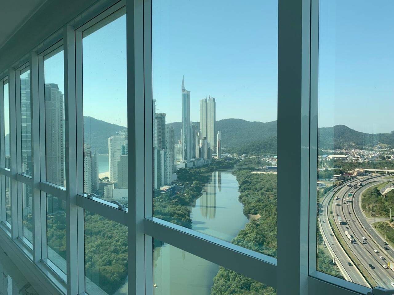 Apartamento à venda no Centro: Rio Camboriú e as torres da Barra Sul vistos do living