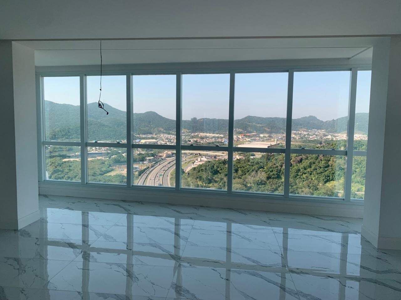 Apartamento à venda no Centro: Living com janelas panorâmicas para o rio e os morros