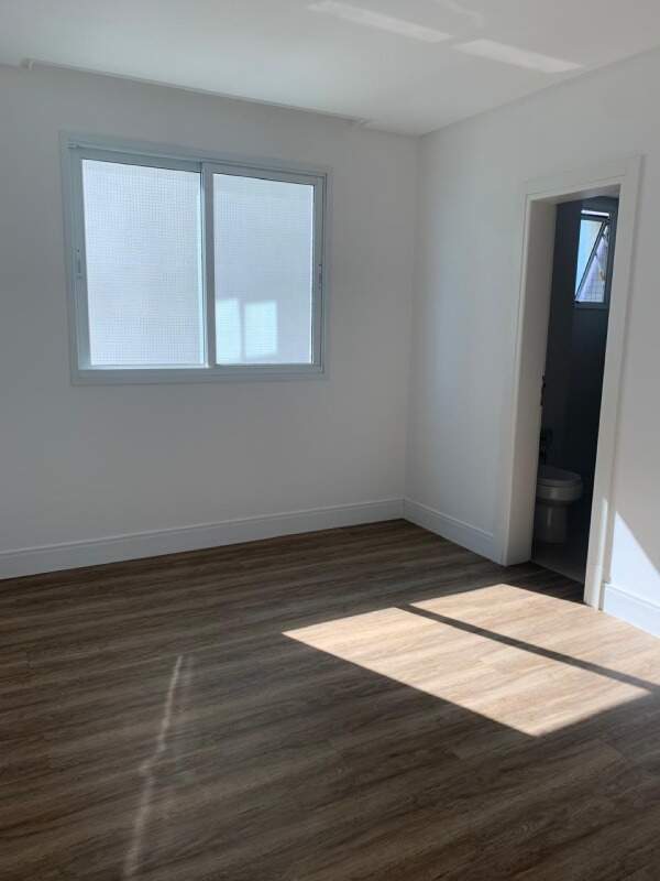 Apartamento à venda no Centro: Quarto com piso amadeirado e banheiro