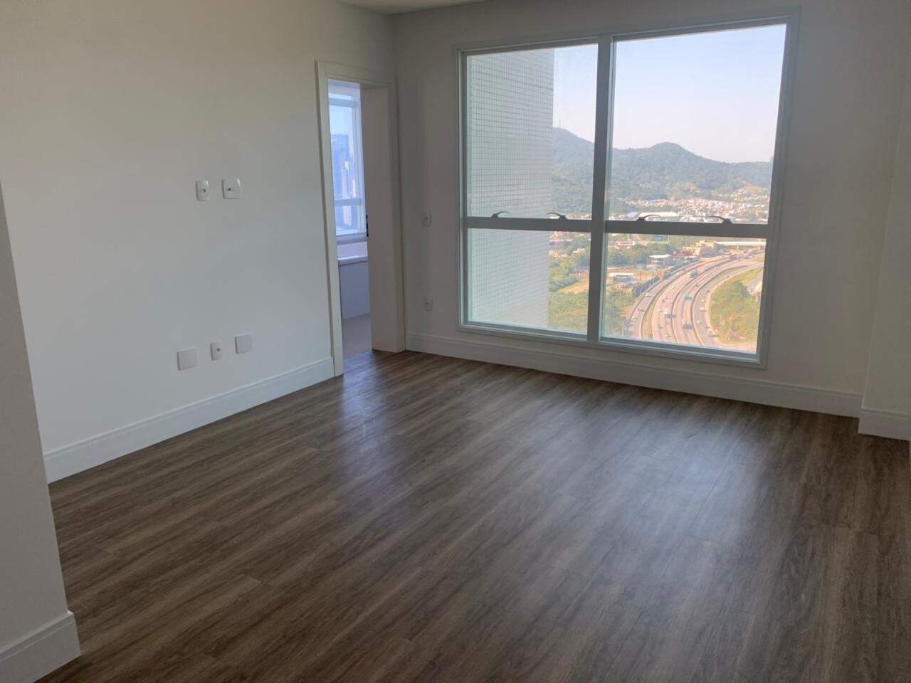 Apartamento à venda no Centro: Suíte com janela para os morros e a BR-101