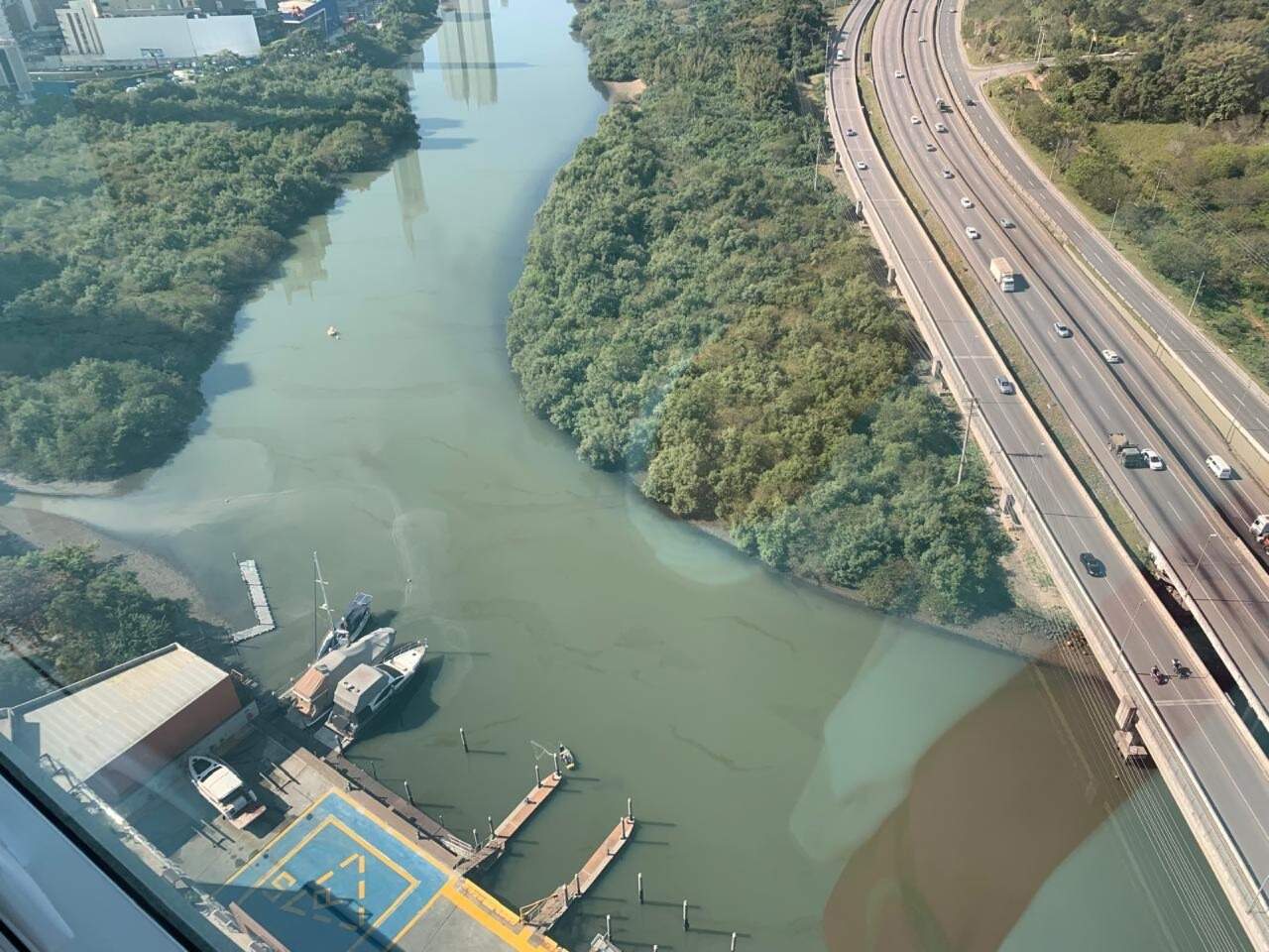 Apartamento à venda no Centro: Marina e heliponto do Marina Beach Towers vistos da janela, com o Rio Camboriú e a BR-101