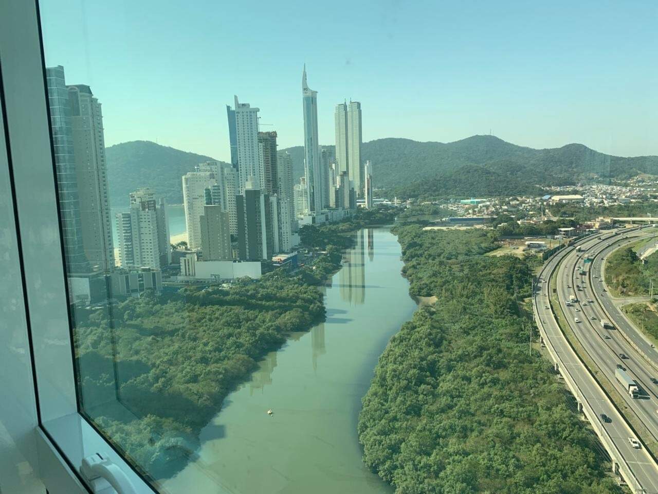 Apartamento à venda no Centro: Rio Camboriú entre o mangue, com as torres da Barra Sul ao fundo