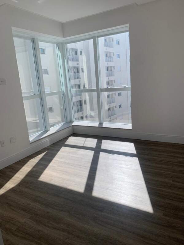 Apartamento à venda no Centro: Quarto de canto com sol entrando pelas janelas