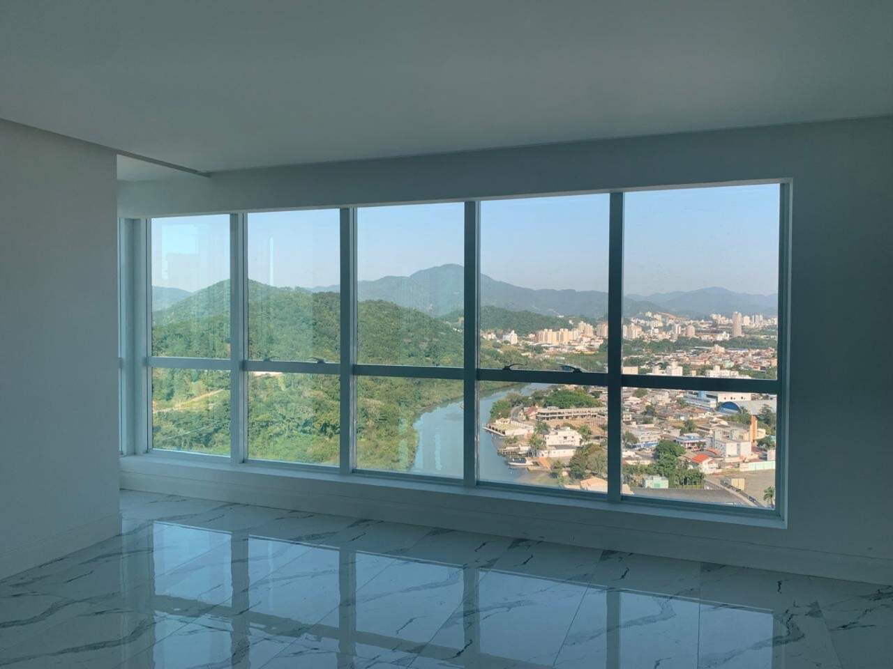 Apartamento à venda no Centro: Living com vista para o Rio Camboriú