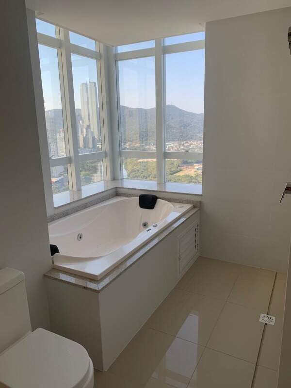 Apartamento à venda no Centro: Banheiro com banheira de hidromassagem