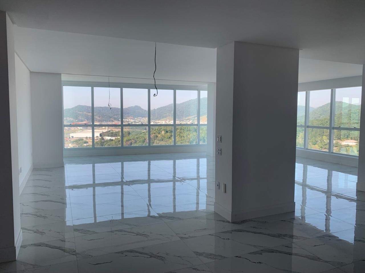Apartamento à venda no Centro: Living com porcelanato e janelas amplas