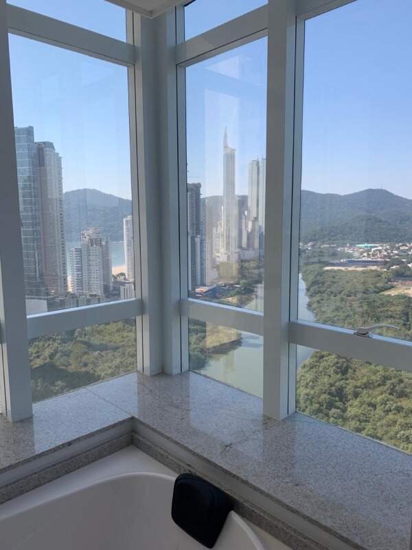 Apartamento à venda no Centro: Banheira de hidromassagem com vista para as torres