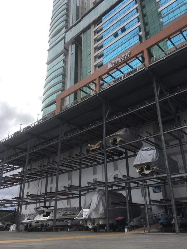 Apartamento à venda no Centro: Marina seca com barcos na base das torres