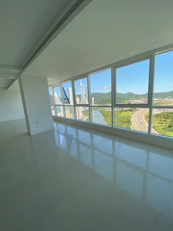 Apartamento à venda no Centro: Living com janelas panorâmicas para o rio e os morros