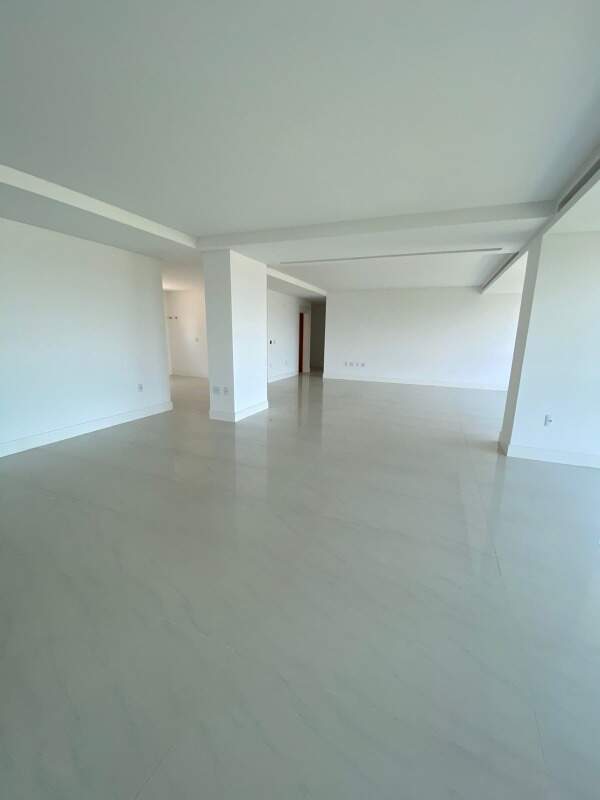 Apartamento à venda no Centro: Living amplo com porcelanato