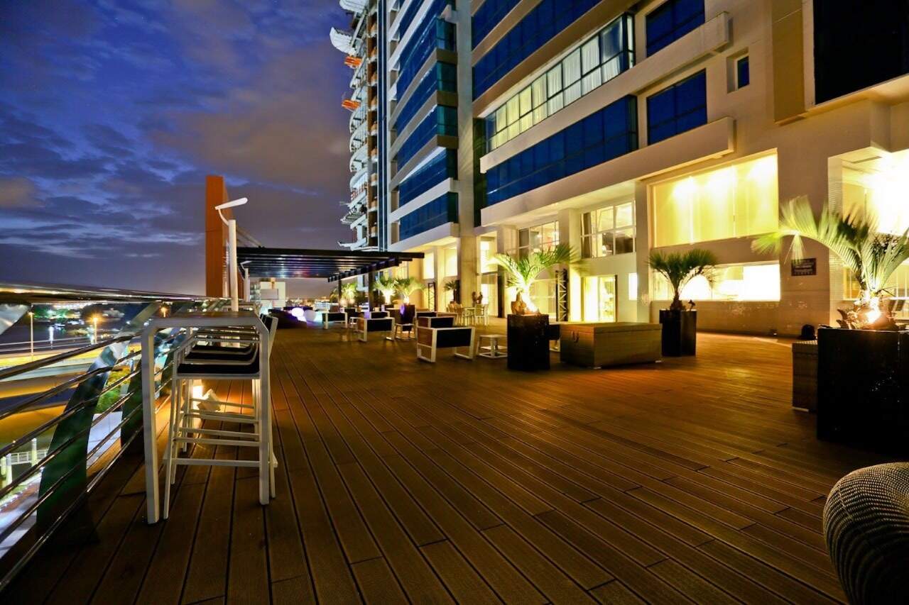 Apartamento à venda no Centro: Lounge do deck ao anoitecer