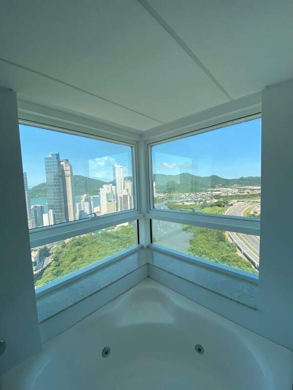 Apartamento à venda no Centro: Banheira de canto com vista para as torres e o rio