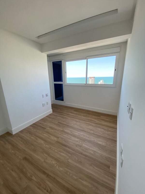 Apartamento à venda no Centro: Quarto com janela e vista para o mar