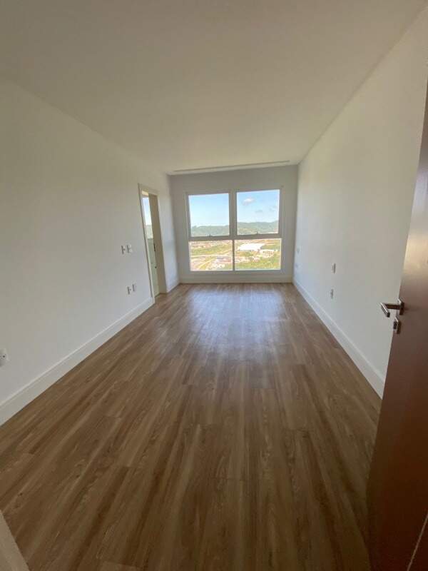 Apartamento à venda no Centro: Suíte com janela ampla