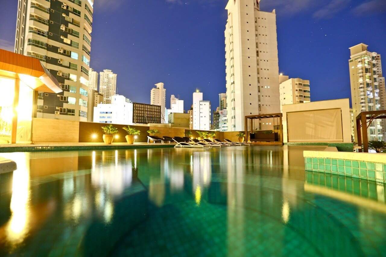 Apartamento à venda no Centro: Piscina iluminada à noite