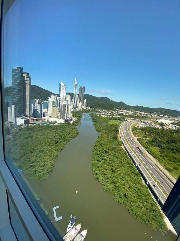 Apartamento à venda no Centro: Rio Camboriú visto do alto, com o mangue, a BR-101 e as torres da Barra Sul