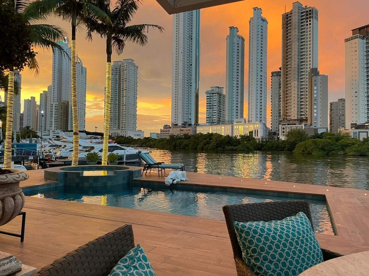 Casa de Condomínio à venda no Barra: 